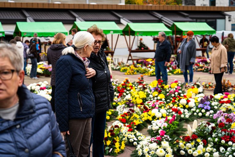 trznica-murska-sobota, ikebane, svece, cvetje