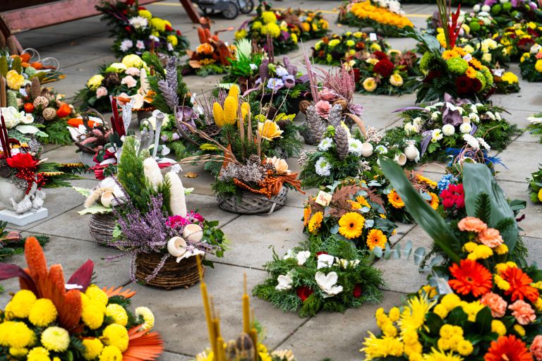 trznica-murska-sobota, ikebane, svece, cvetje