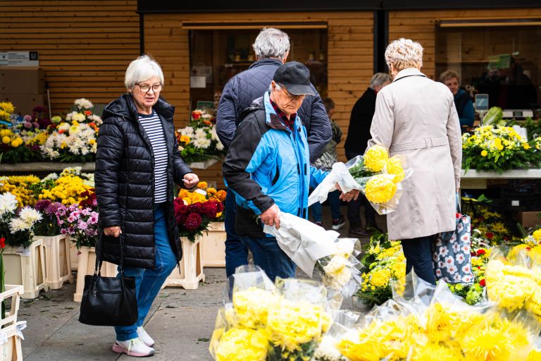 trznica-murska-sobota, ikebane, svece, cvetje