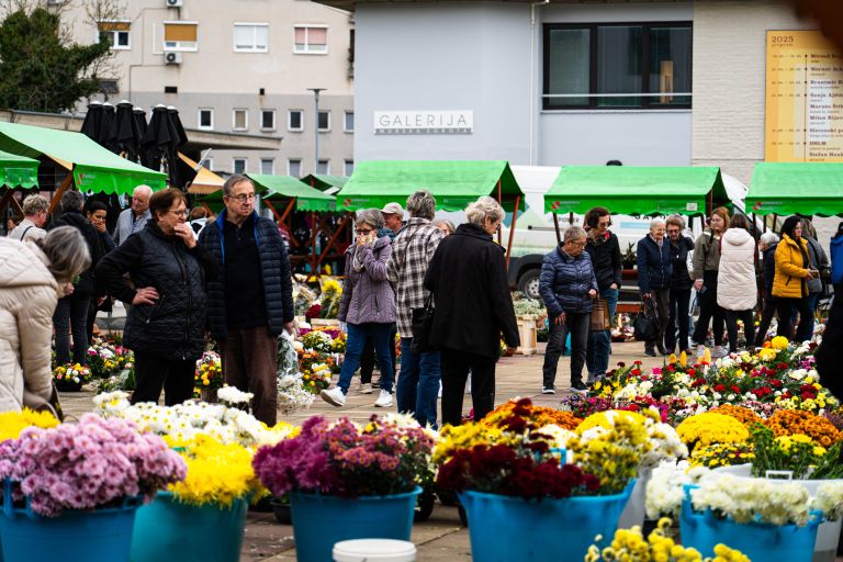 trznica-murska-sobota, ikebane, svece, cvetje