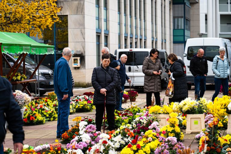 trznica-murska-sobota, ikebane, svece, cvetje