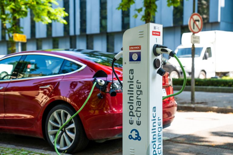 električna polnilnica, petrol.jpg