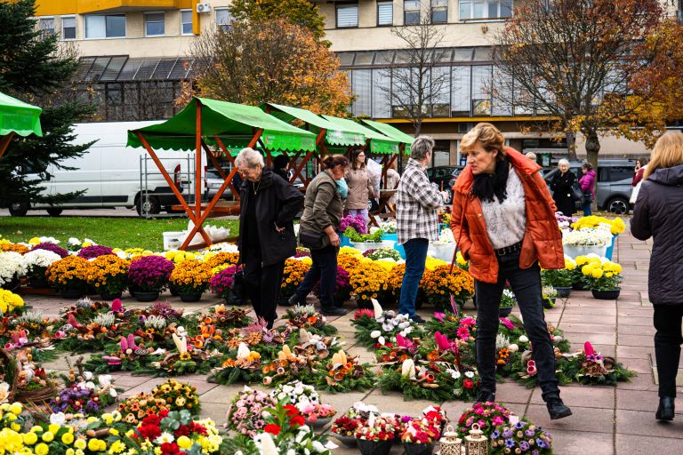 trznica-murska-sobota, ikebane, svece, cvetje