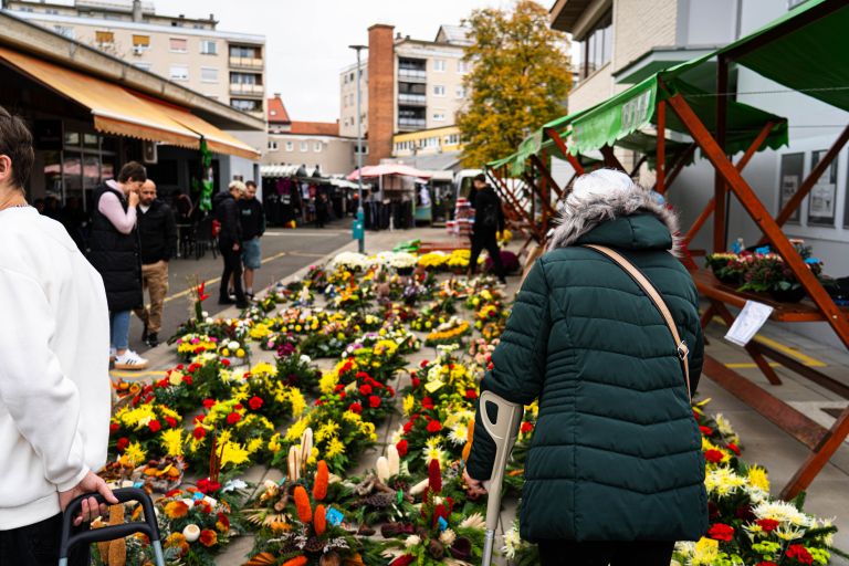 trznica-murska-sobota, ikebane, svece, cvetje