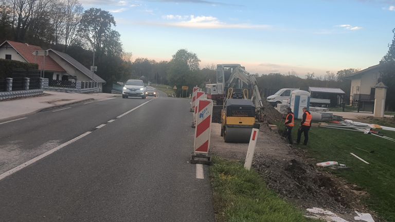 hb Gradnja pločnika in prehoda v Ločiču2.jpg