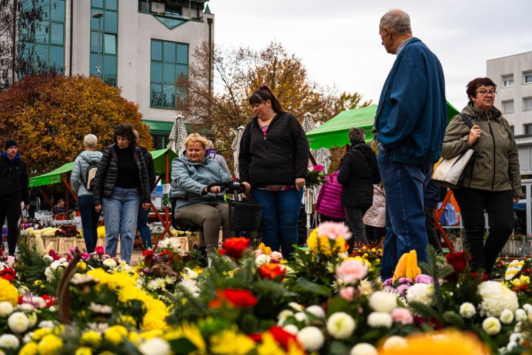 trznica-murska-sobota, ikebane, svece, cvetje