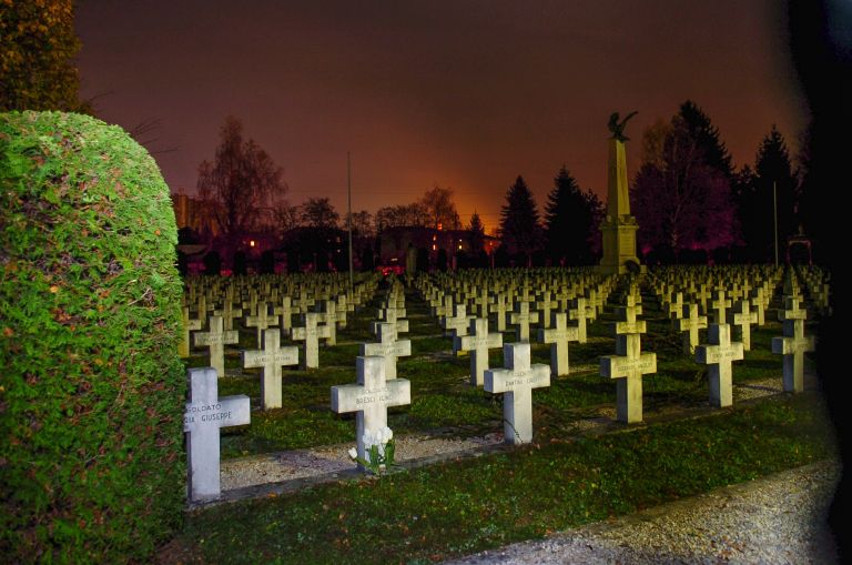 žale, grobovi, križi