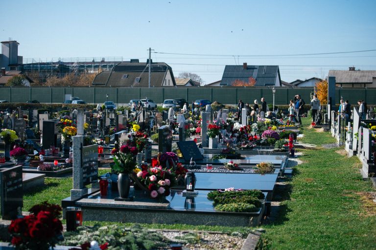 pokopališče-murska-sobota, prvi-november, 1.-november, dan-mrtvih, grob, nagrobnik, sveče, sveča