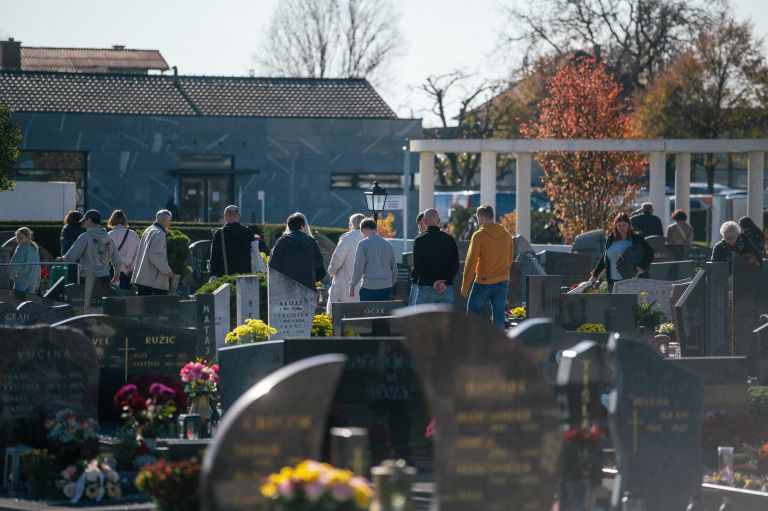 pokopališče-murska-sobota, prvi-november, 1.-november, dan-mrtvih, grob, nagrobnik, sveče, sveča