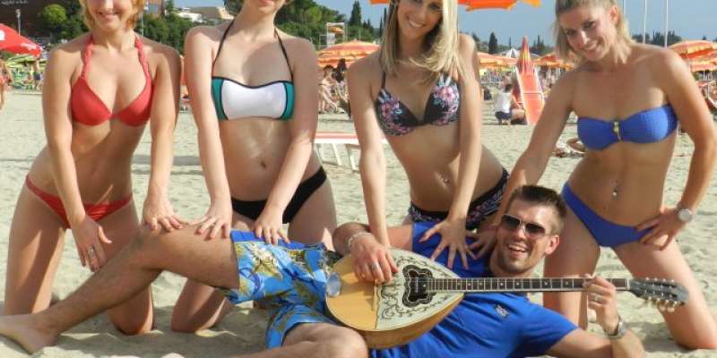 Robert Ficker obdan z vročimi dekleti