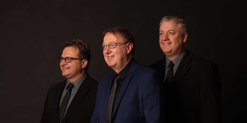 NOVO: Robert  Smolnikar trio predstavlja nasmejano skladbo!