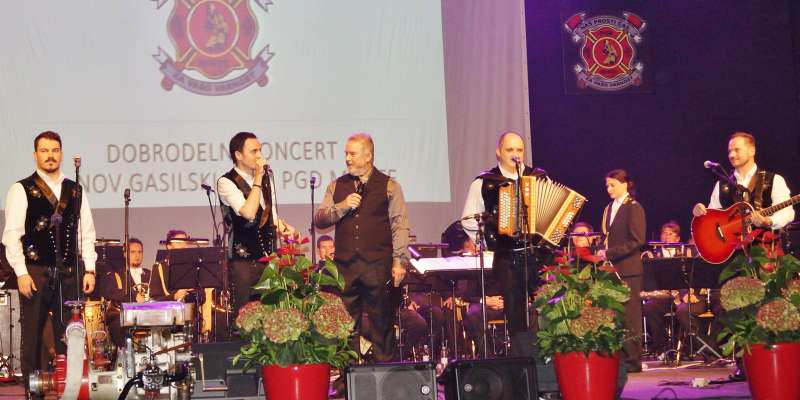 Dobrodelni koncert za gasilce napolnil dvorano v Komendi