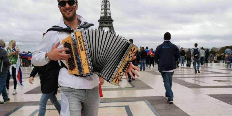 VIDEO: V Parizu zvenela tudi harmonika