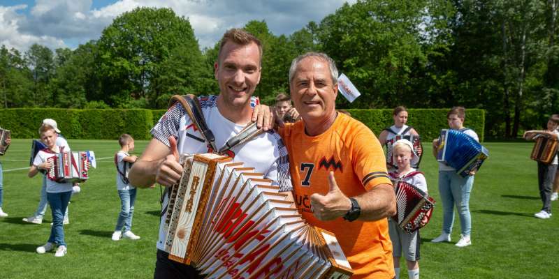 Vili Resnik in Bučarji združili moči v skladbi "Na fuzbal me pust"