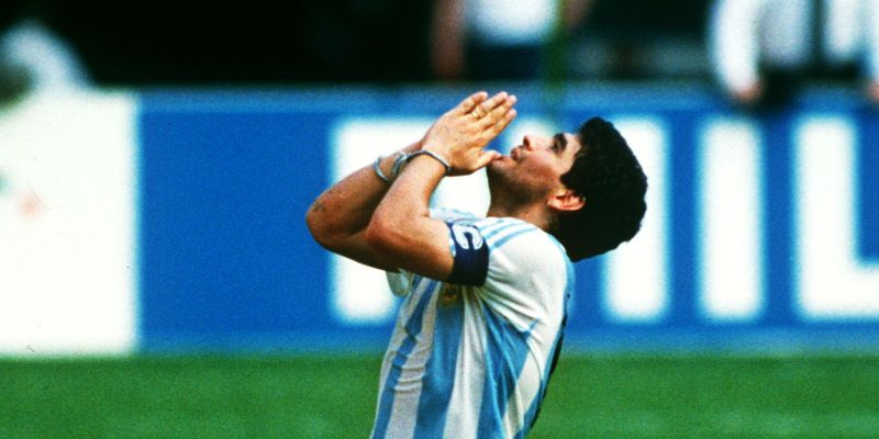 592-13-maradona 1 (OBREZ).jpg