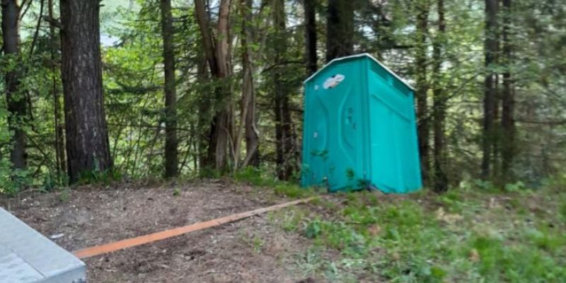 wc kabina, gozd, dolič, štrekna.jpg