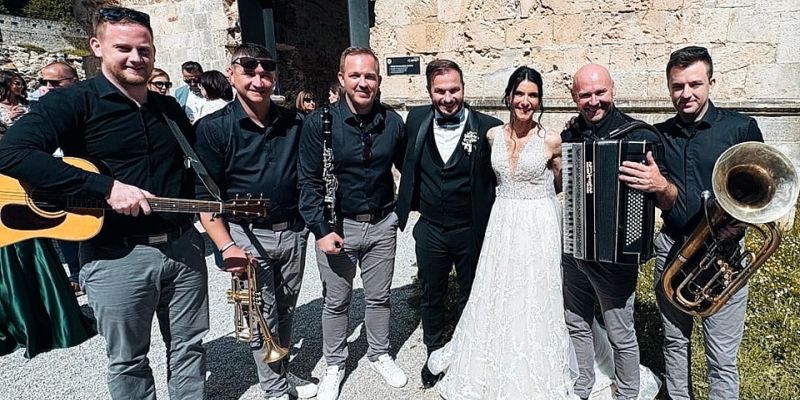 Modrijan Peter je pred oltar popeljal svojo Anjo!
