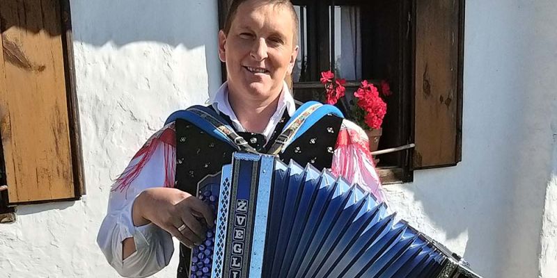 Damjan Klemenčič, harmonikar Ansambla Razplet praznuje okroglo!