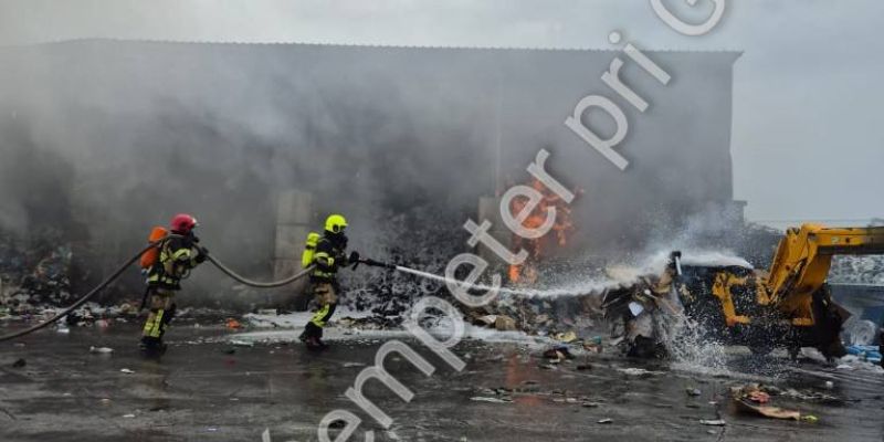 pozar, deponija, odpadki, embalaza, gasilci