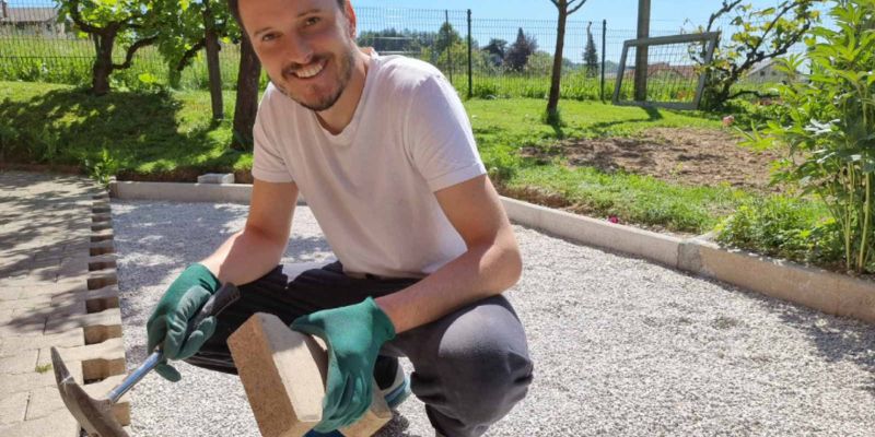 Blaž Švab tlakovce pred svojo hišo polagal kar sam
