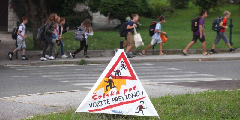 šolska pot vozi previdno.JPG