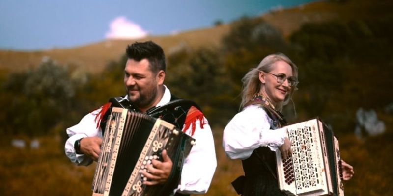 Ljubezen v ritmu harmonike: Teja in Tomo, srčni duet z glasbenim utripom