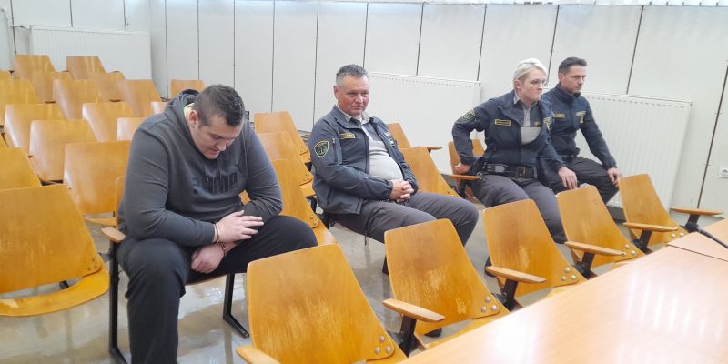 Obtoženi Tilen Novak skrajno levo.