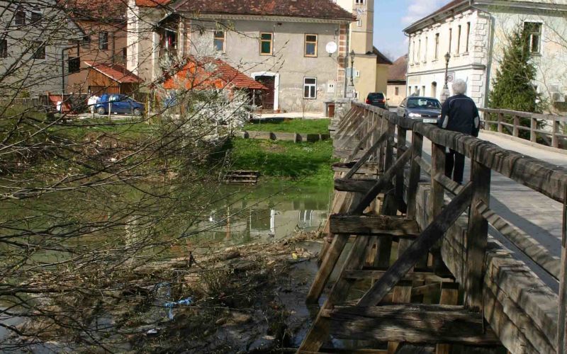 kostanjevica_most_smeti.jpg