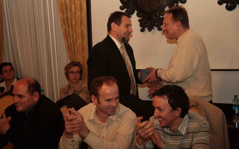 zupan_cestita_in_izroca_darilo_svetniku_sds_zoranu_cvarju_za_srecanje_z_abrahamom.jpg