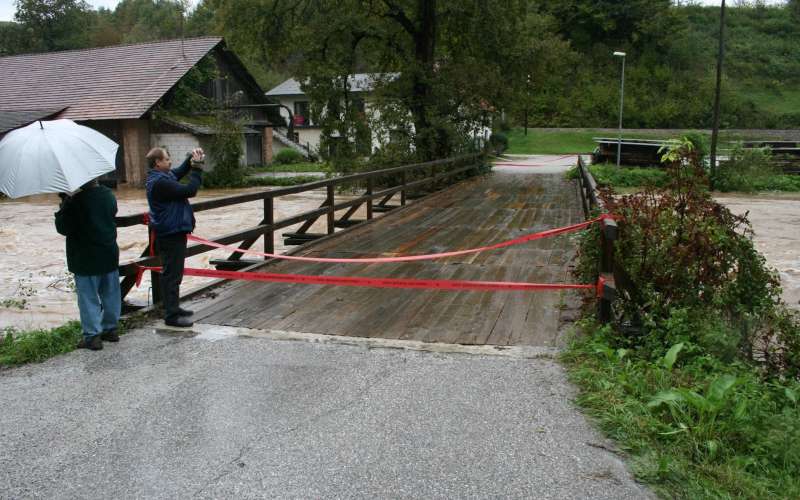 bostanjski_vojaski_most_je_zaprla_narasla_mirna.jpg