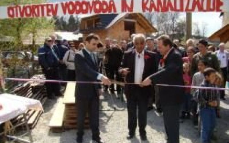hudeje_napis_trak.jpg