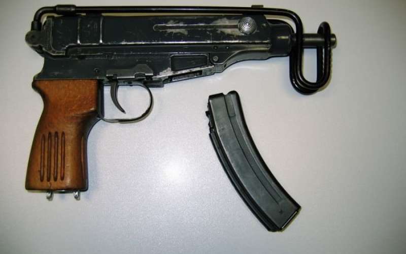 meja_pistola.jpg