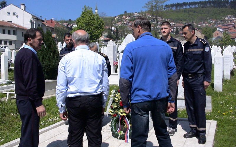 polaganje_venca_k_spomeniku_padlim_braniteljem_sarajeva.jpg