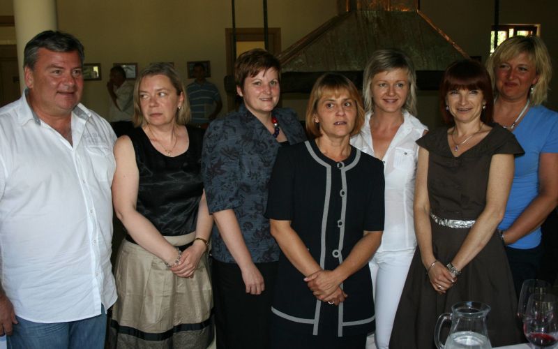 cvet_slovenskih_enologinj_s_predsednikom_komisije.jpg