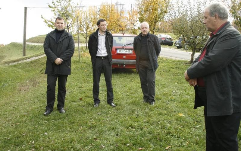 na_vozenku_1100_m_asfaltne_poti001.jpg
