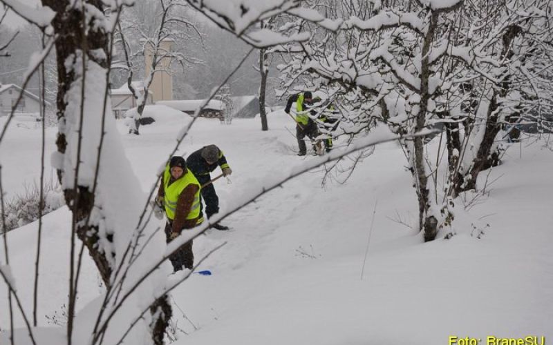 2012_02_12_kidanje_snega_pgd_gradac_01.jpg