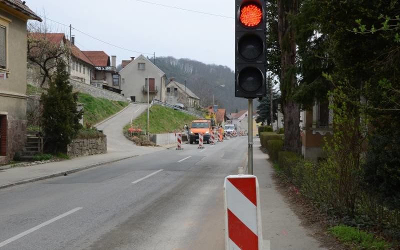 gradnje_obnavljajo_kvedrovo_cesto_v_v_sevnici001.jpg