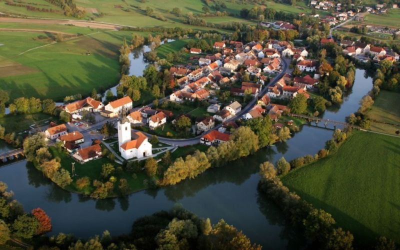 kostanjevica_na_krki___pogled___sz_foto_goran_rovan.jpg
