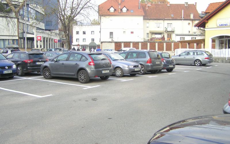parkirisce_tzo__pri_banki__okt_2012.jpg