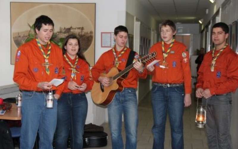 breziski_skavnti_prinesli_lucko_miru_na_obcino_brezice_02.jpg