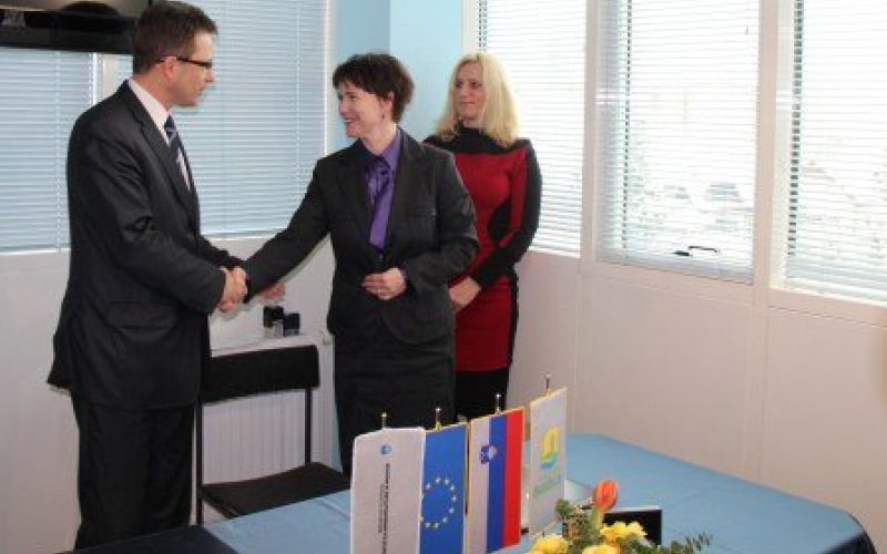 podpis_pogodbe_sofinanciranje_energetske_sanacije_brezice_2.jpg