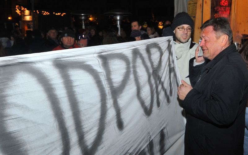 Protestnik Zorana Jankovića poškropil s solzivcem.jpg