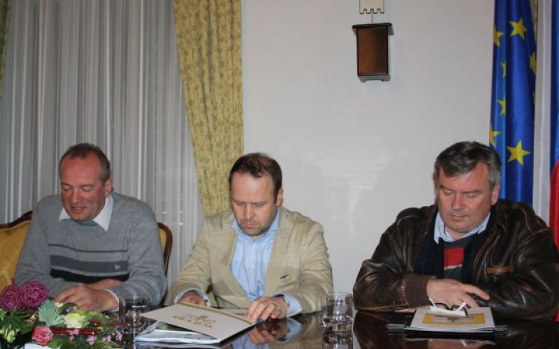 Predsednik Društva salamarjev Sevnica Stane Krnc, vinar Zdravko Mastnak in direktor KZ Sevnica Borut