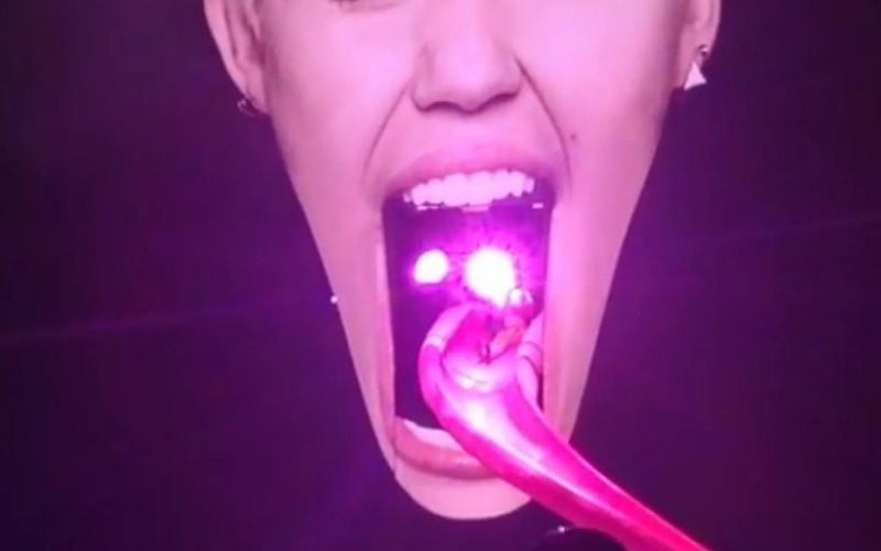 jezik miley cyrus.jpg