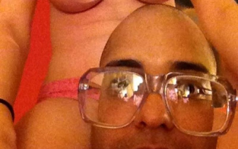 'Selfie' z golo žensko okoli vratu
