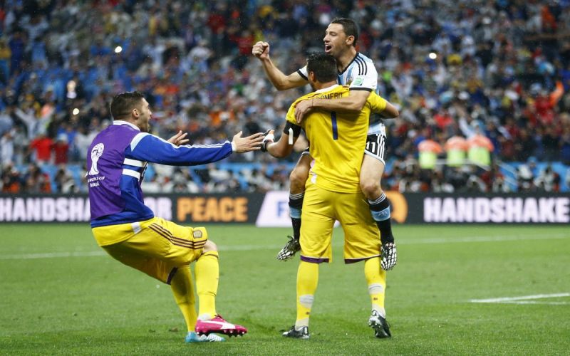 maxi rodriguez, sergio romero.jpg