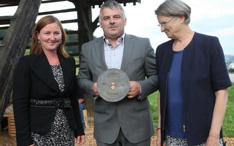 direktorica_de__ele_kozolcev_ur__a_rep__e____upan_ob__ine___entrupert_rupert_g___.jpg