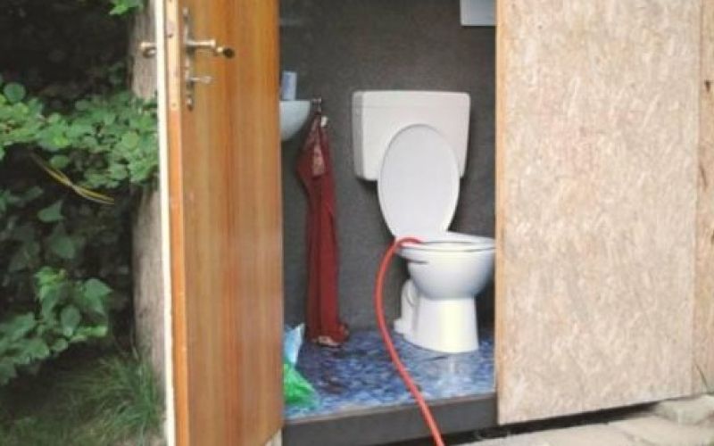 WC, stranišče, cev.jpg