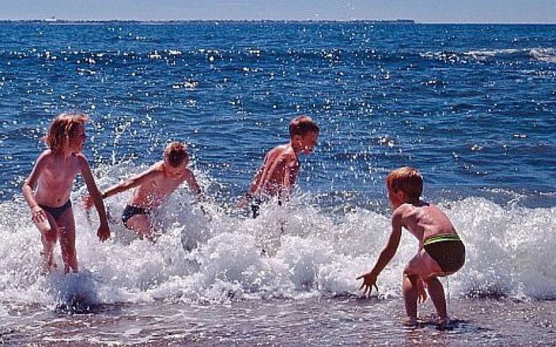 otroci, plaža.jpg