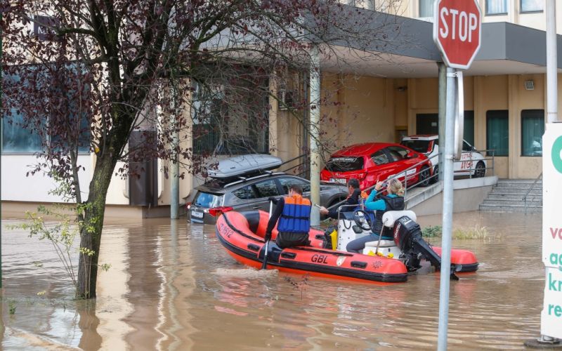 po ljubljani s čolnom.jpg
